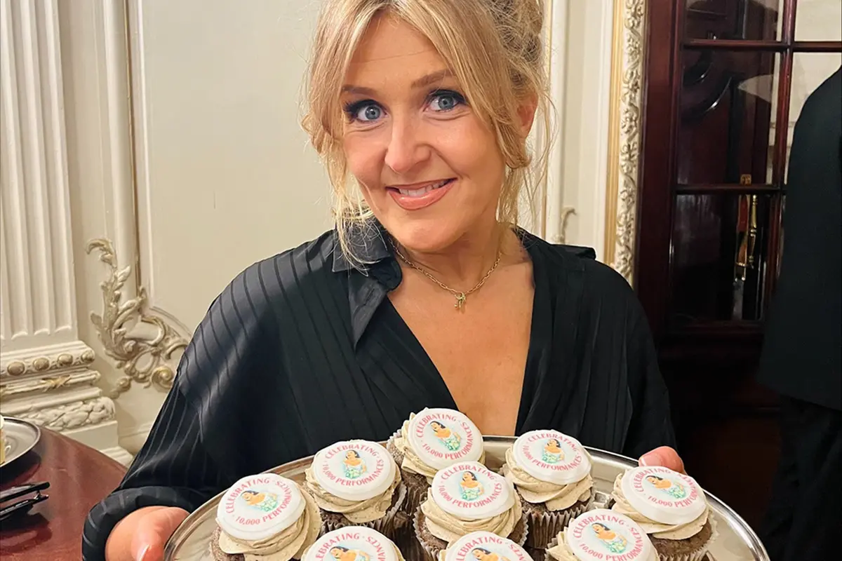 Mazz Murray with MAMMA MIA! Cup cakes