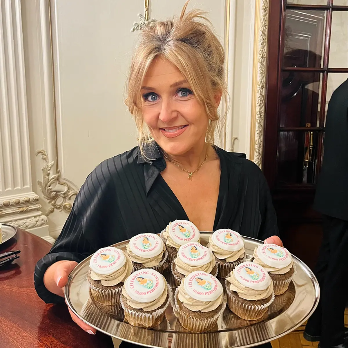 Mazz Murray with MAMMA MIA! Cup cakes