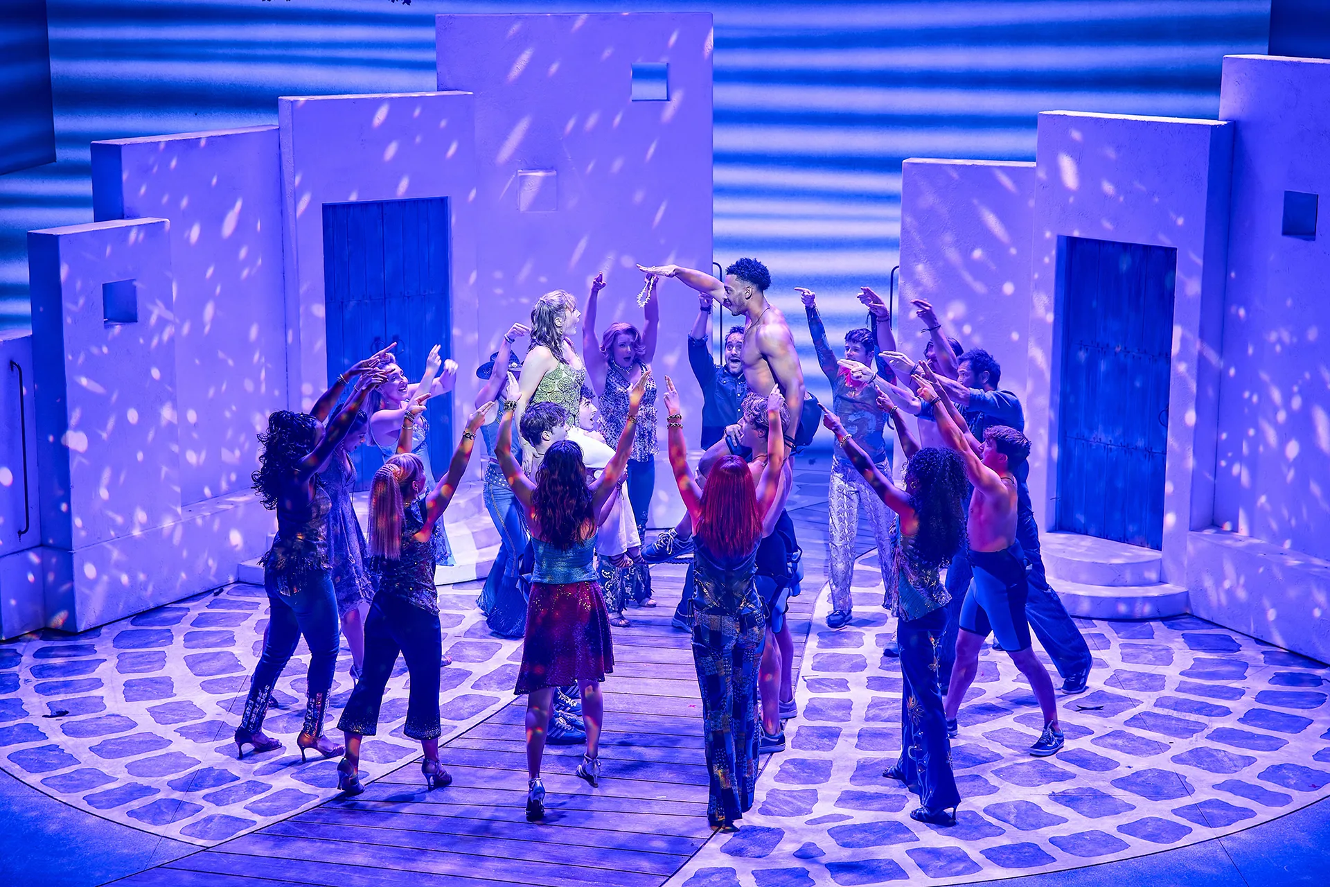 MAMMA MIA! London 2026 - 2027 cast. Photography by Brinkhoff/Mögenburg